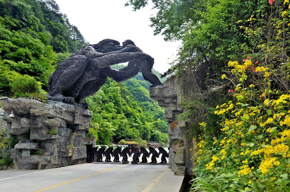 神龙架官门山景区野人大门《母爱》